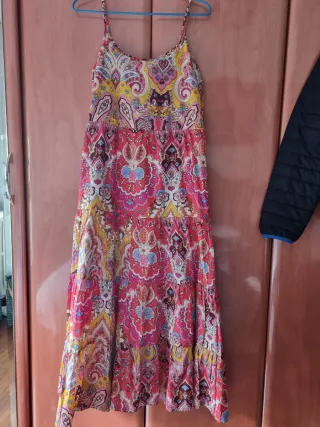 Vestido largo de verano hippie con flores y vuelo