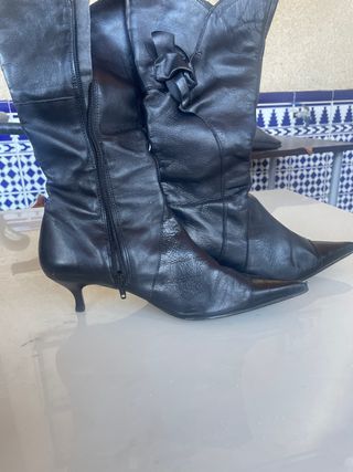 Stivali in pelle nera con tacco