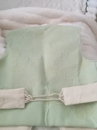 Traje de torreti niño verde y beige.