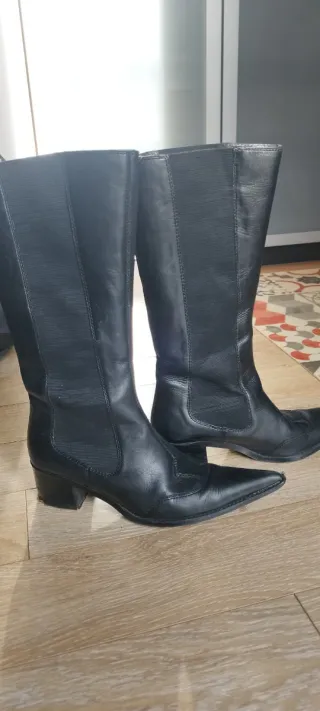 Stivali alti in pelle nera