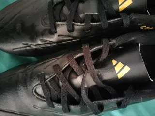Botas de fútbol Adidas negras y doradas