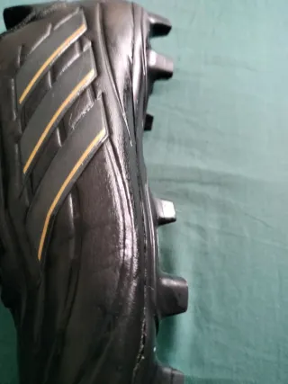 Botas de fútbol Adidas negras y doradas