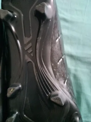 Botas de fútbol Adidas negras y doradas