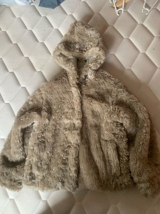 Abrigo peludo beige y marrón con capucha