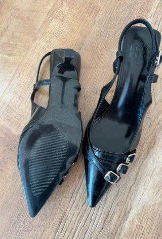 Zapatos negros tacón fino bajo punta