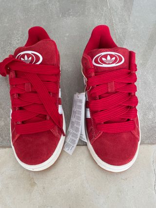 Nuove scarpe da ginnastica Adidas rosse