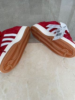 Nuove scarpe da ginnastica Adidas rosse