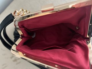 Bolso negro con cadena dorada