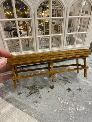 Tavolo per casa delle bambole