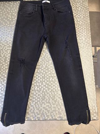 Pantalones vaqueros negros JVZ rasgados.