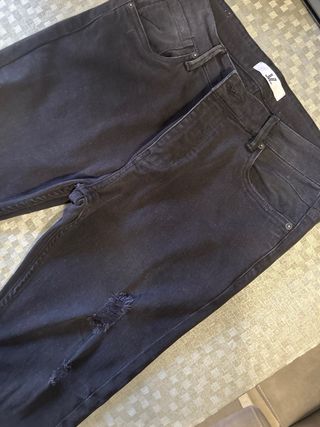 Pantalones vaqueros negros JVZ rasgados.