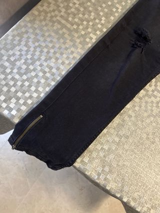 Pantalones vaqueros negros JVZ rasgados.