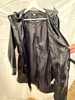 Gabardina charol negra