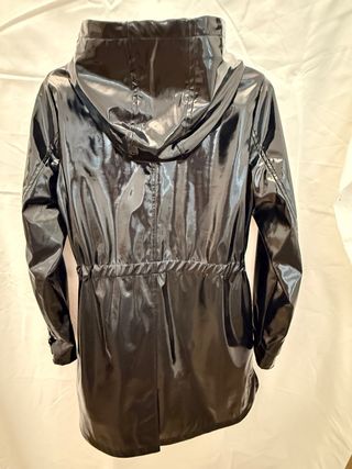 Gabardina charol negra