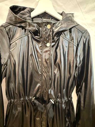 Gabardina charol negra