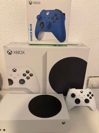 Xbox Series S con 2 mandos (azul y blanco)