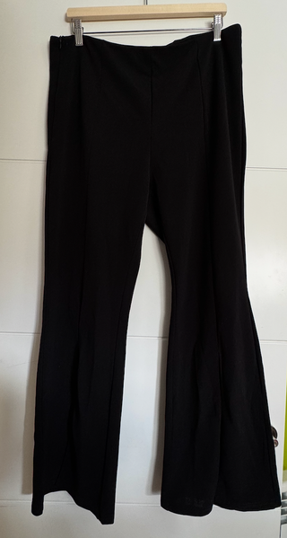 Pantalón de vestir negro con abertura