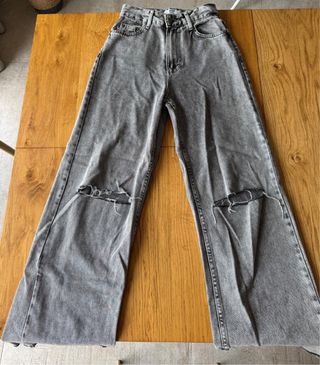 Vaqueros grises rotos