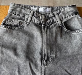 Vaqueros grises rotos