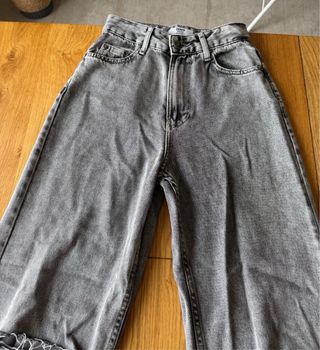 Vaqueros grises rotos