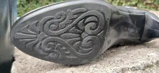 Botas de piel negras tacón 8cms.