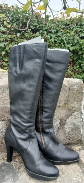 Botas de piel negras tacón 8cms.