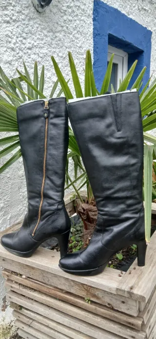 Botas de piel negras tacón 8cms.