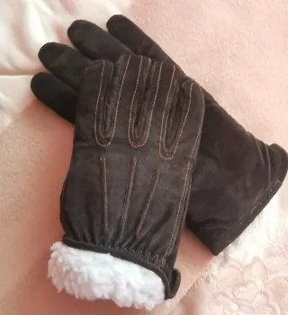 Guantes de piel hombre marrones.