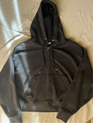 Sudadera negra corta con bolsillo