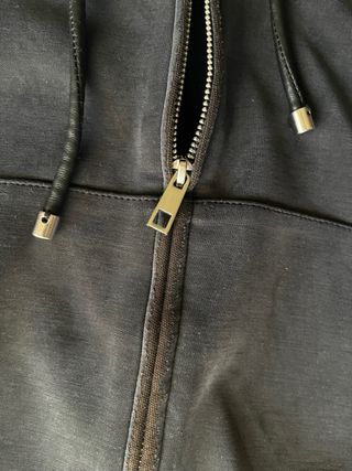 Sudadera negra corta con bolsillo