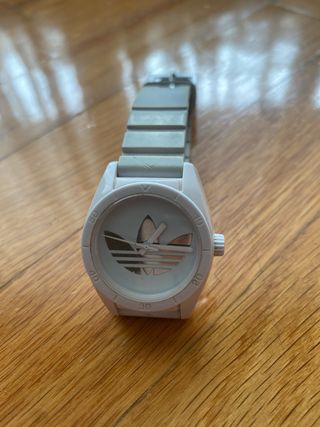 Reloj Adidas Gris y Blanco