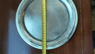 Bandeja redonda plateada con borde trenzado