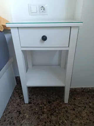 Mesita de noche blanca