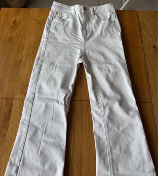 Vaqueros blancos acampanados