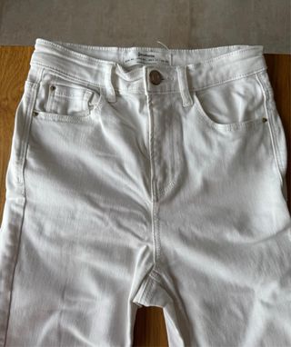 Vaqueros blancos acampanados