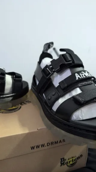 Sandali Dr. Martens neri mai indossati