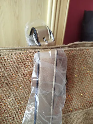 Bolso de playa con brillos y detalles dorados