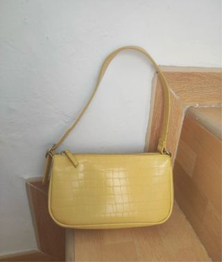 Bolso Stradivarius amarillo efecto piel cocodrilo