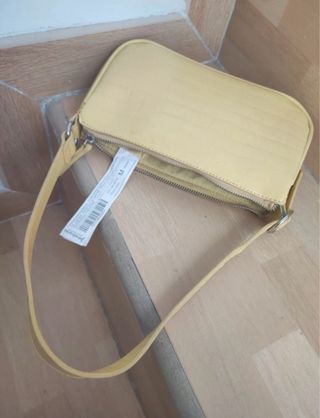 Bolso Stradivarius amarillo efecto piel cocodrilo