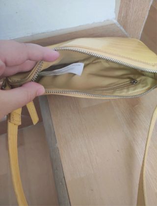 Bolso Stradivarius amarillo efecto piel cocodrilo
