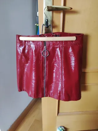 Falda efecto cuero roja