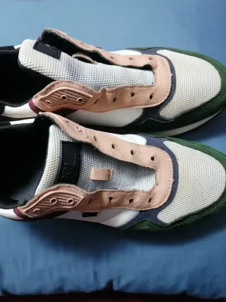 Tenis verdes, morados y blancos