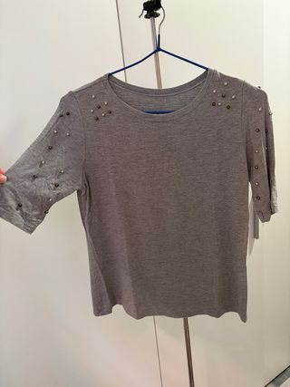 Camiseta gris con tachuelas