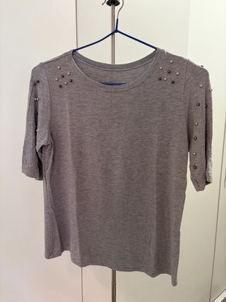 Camiseta gris con tachuelas