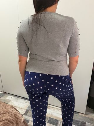 Camiseta gris con tachuelas