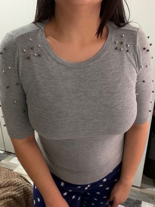 Camiseta gris con tachuelas