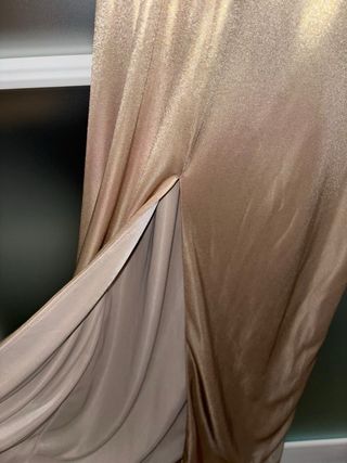 Vestido dorado con tirantes de cadena