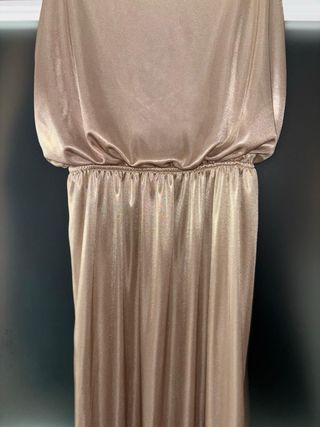 Vestido dorado con tirantes de cadena