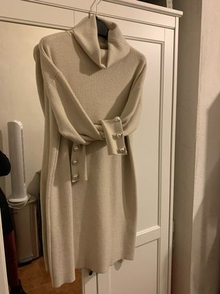 Vestido de punto beige con cuello alto