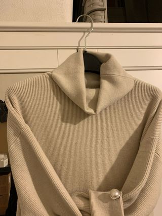 Vestido de punto beige con cuello alto